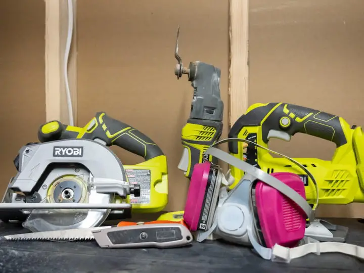 The 7 Best Tools For Cutting Drywall (& One To Avoid)