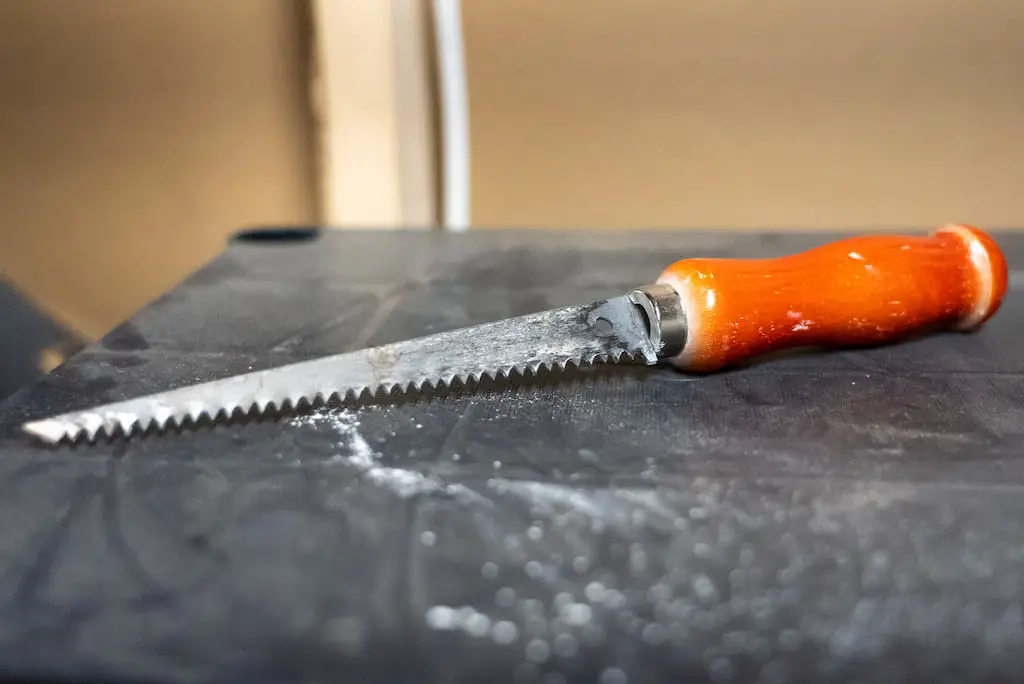 DIY Without Fear | The 7 Best Tools For Cutting Drywall (& One To Avoid)